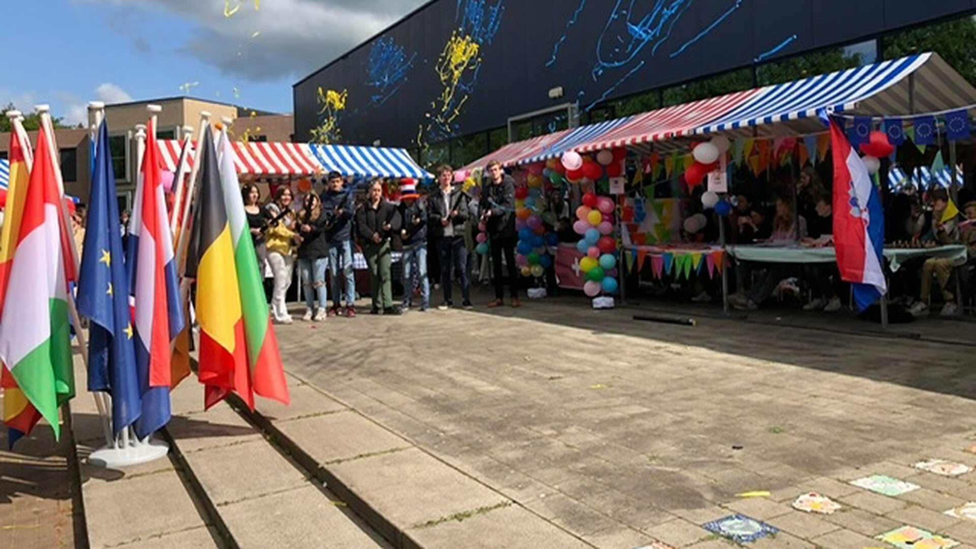 Leerlingen Het Baarnsch Lyceum presenteren land op Europamarkt