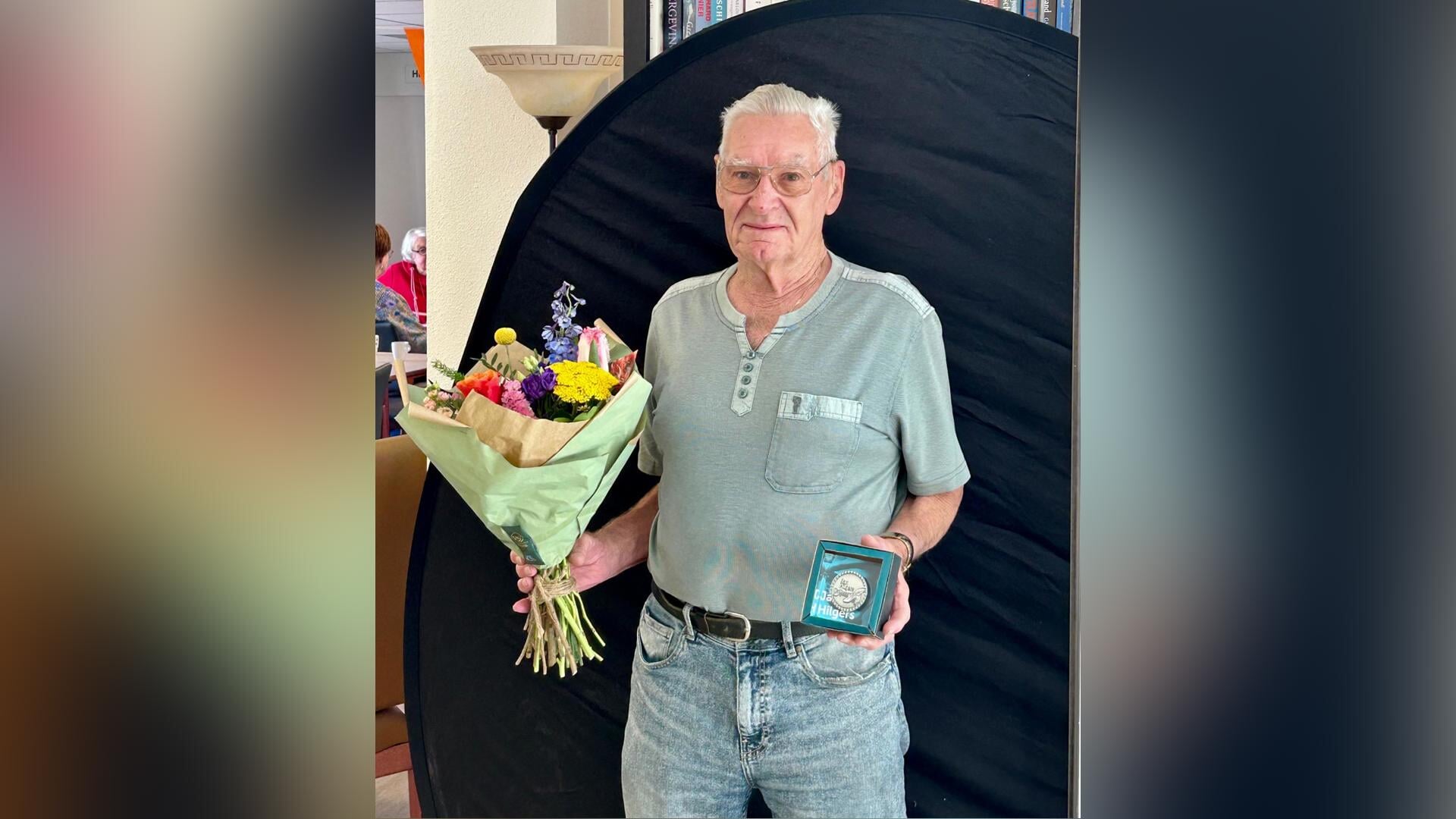 Jan Hilgerspenning voor Tonny de Wit (85) wegens jarenlange inzet voor Otterlo: ‘Ik kan ook nog prim