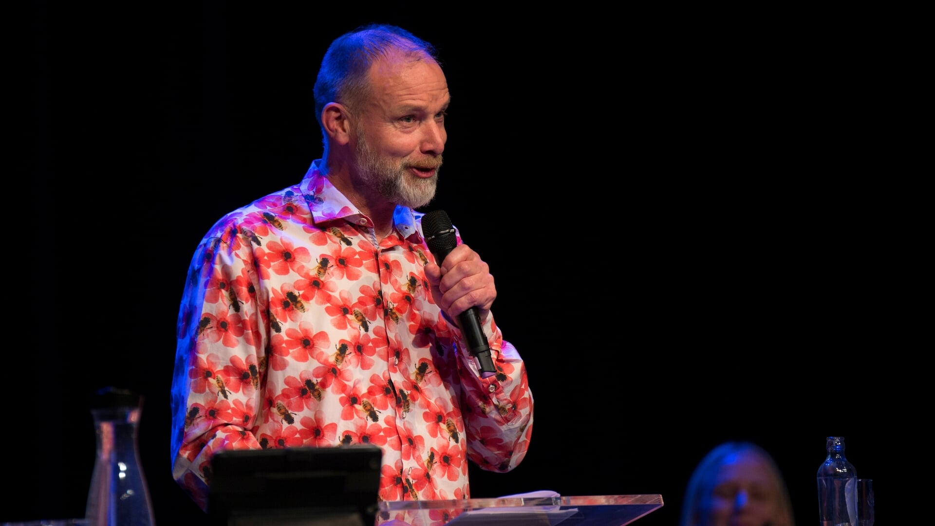 Column De Zevensprong: ‘Inclusief uitje met een bus vol witte mannen van een zekere leeftijd’