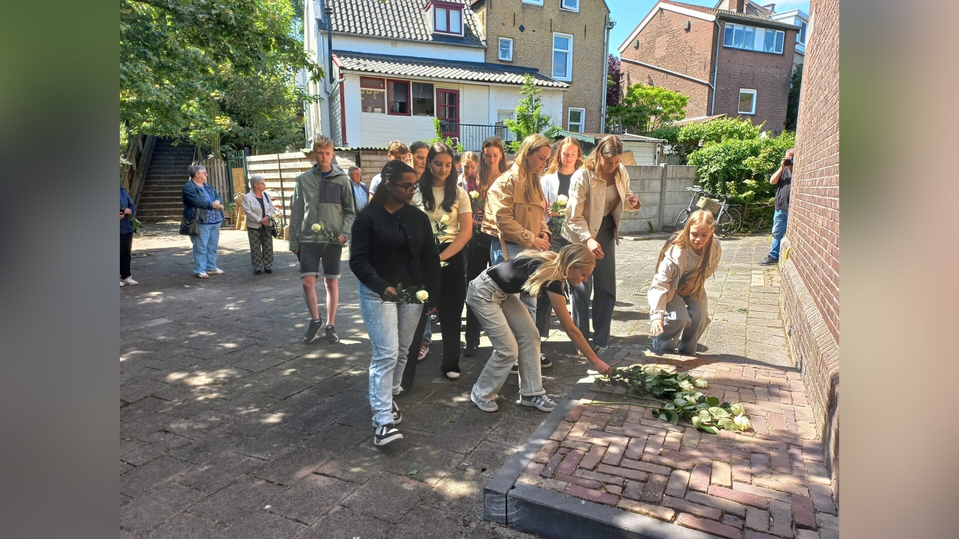 Witte rozen ter nagedachtenis aan de Merwedegijzelaars in Hardinxveld-Giessendam