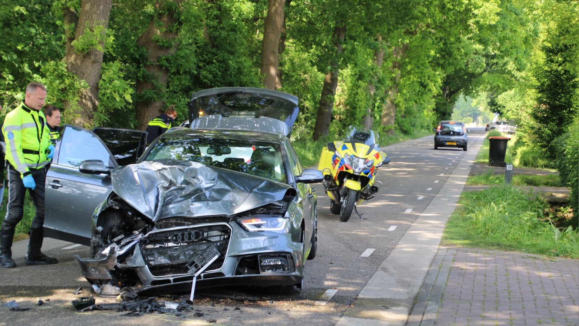 Auto zwaar beschadigd na botsing op tractor in Voorthuizen