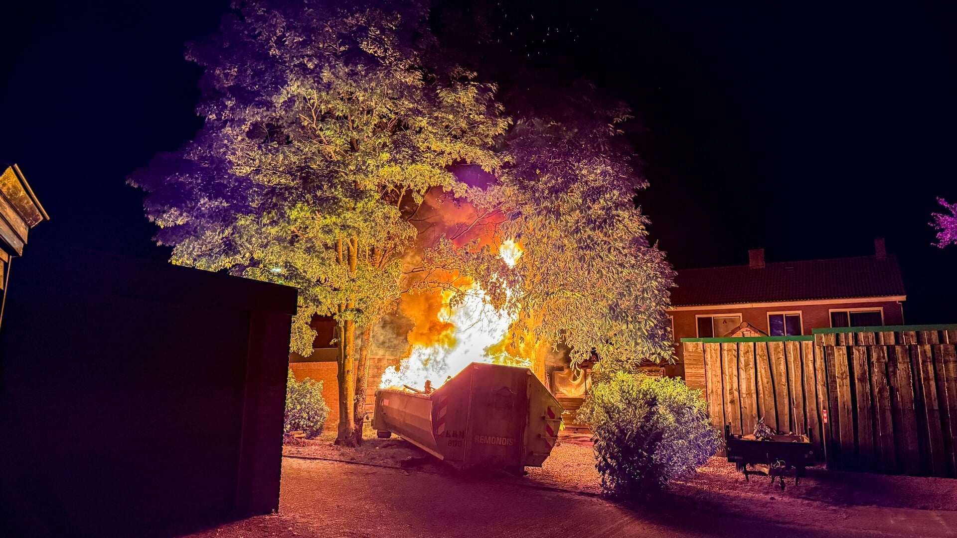 Brand in afvalcontainer Kanoweg na harde knallen