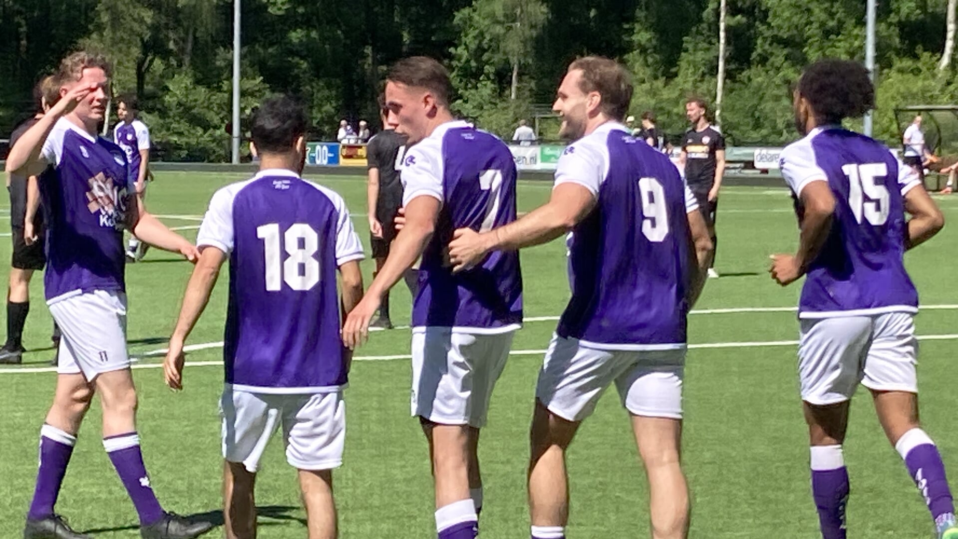 Verse mannen helpen SV Zeist na de thee aan winst