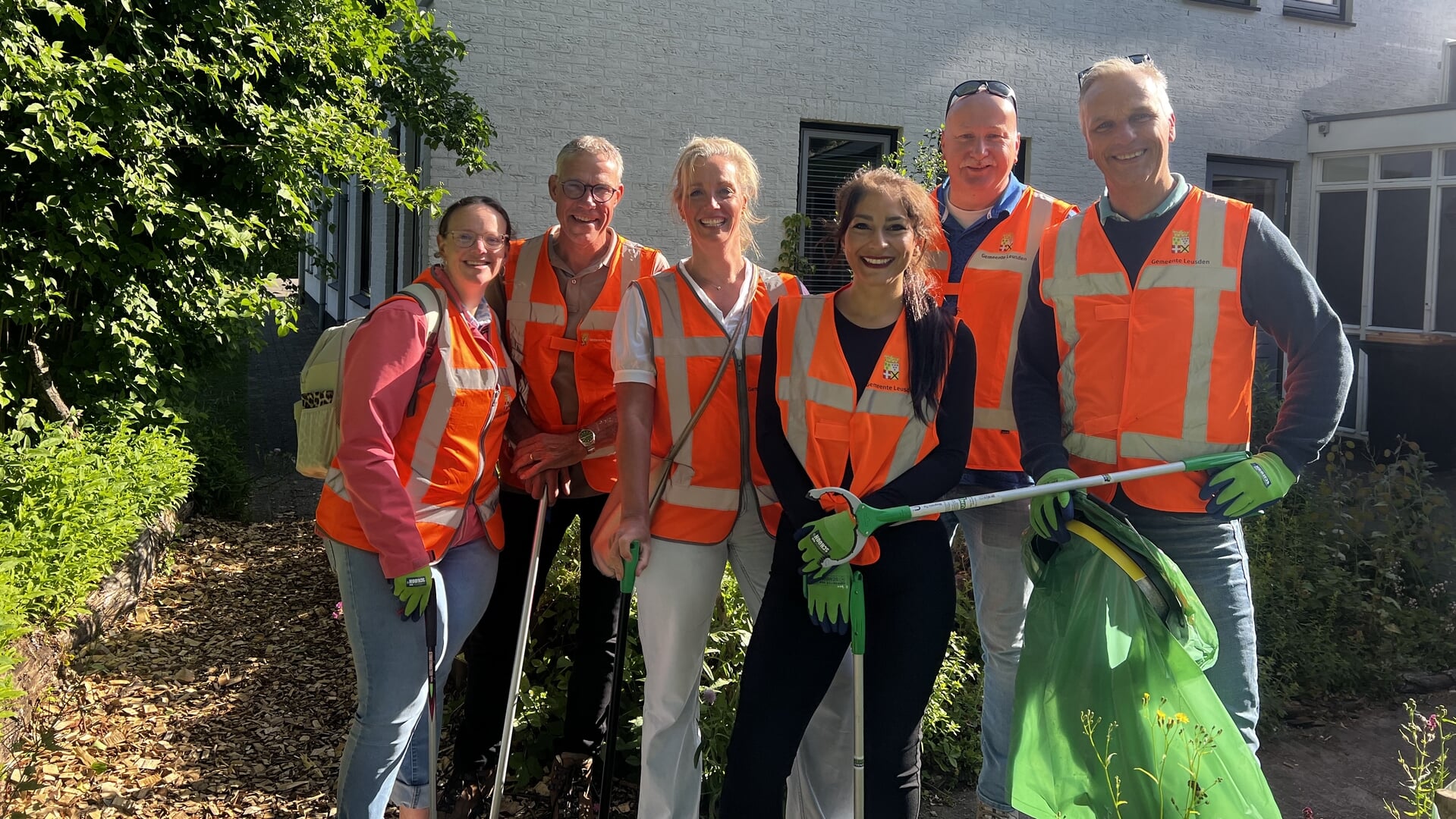 Gemeentemedewerkers komen in actie als cadeautje aan Opgeruimd Leusden