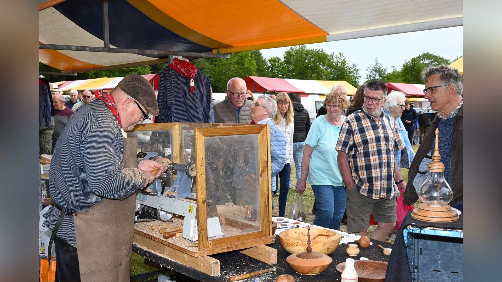 Kerkebuurt in droge lente weer decor voor de Ambachtenmarkt