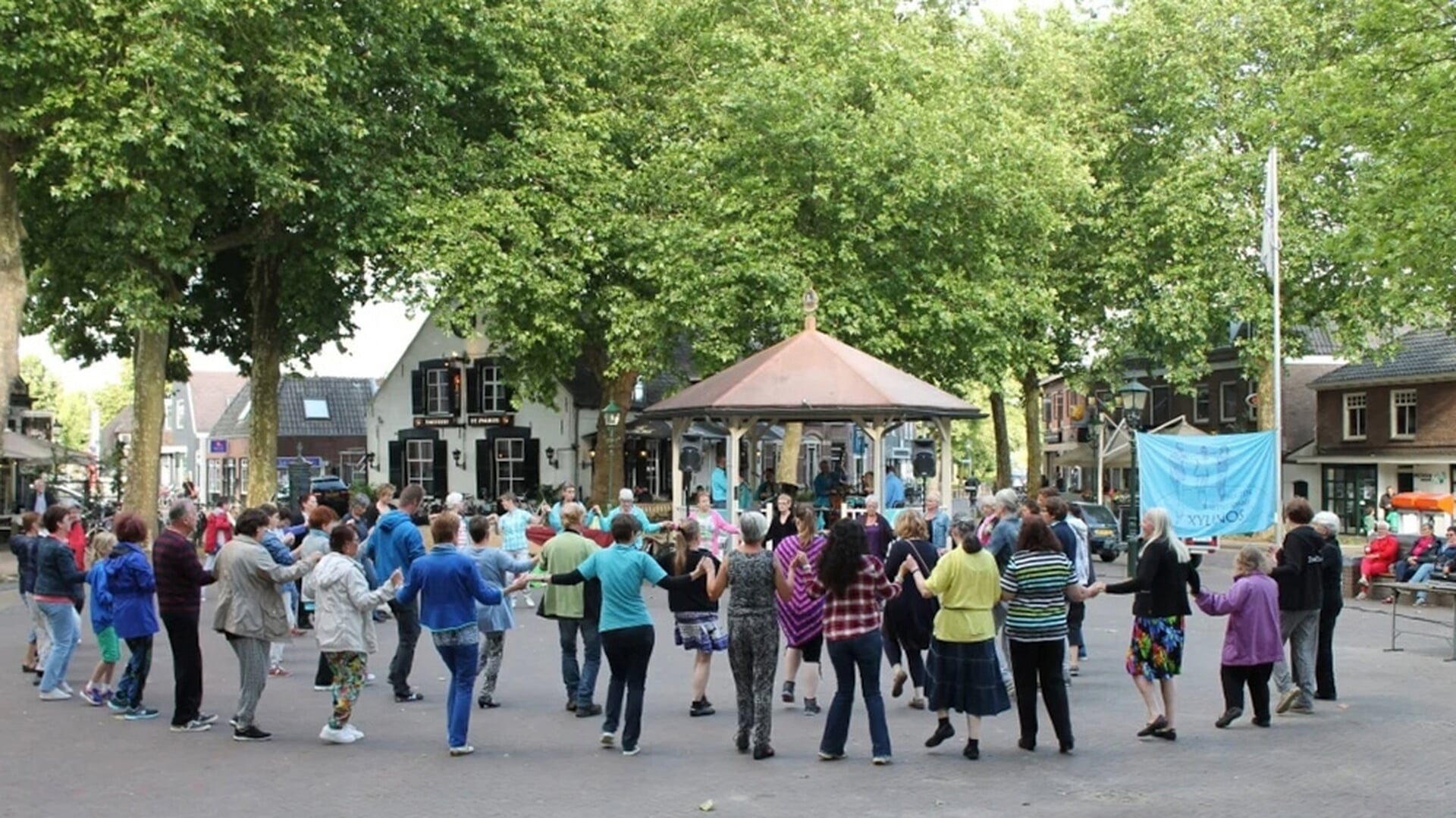 Werelddansen op het Plein in Houten