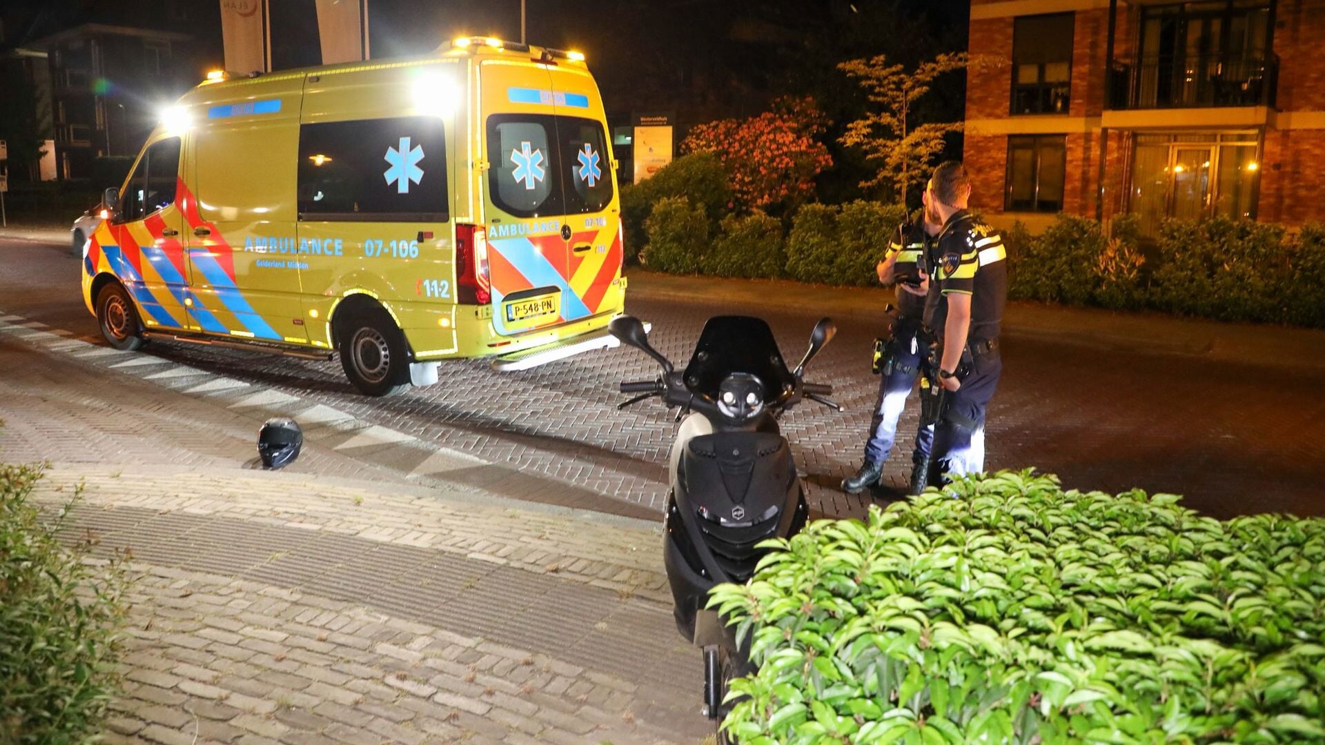 Scooterrijder wijkt uit voor fietser en valt in Barneveld