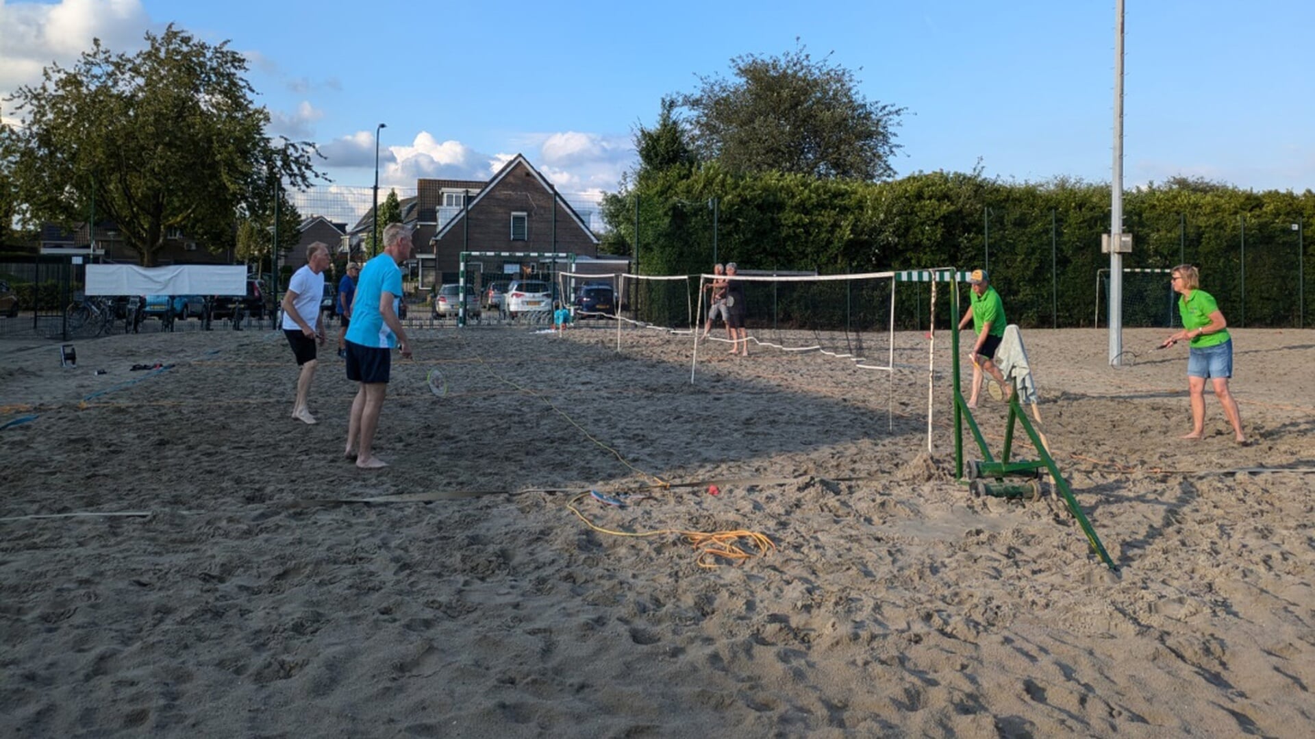 Badminton buiten op het zand in Cothen