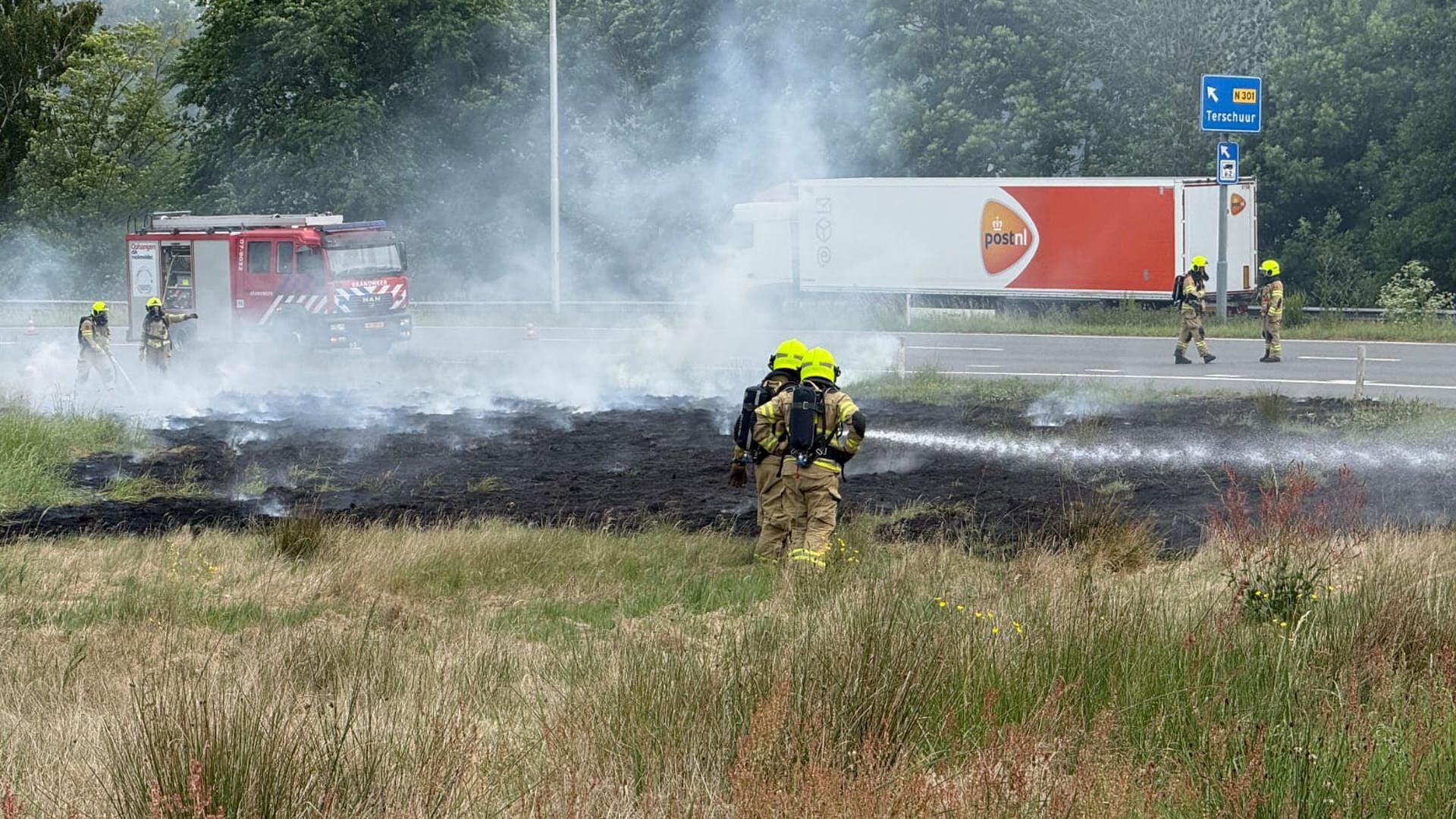 Felle bermbrand bij oprit A30 naar A1 bij Barneveld