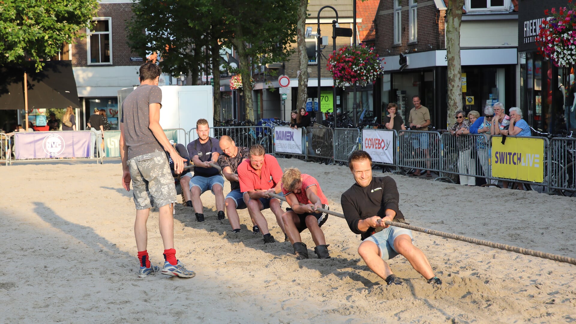 Touwtrekwedstrijd en live muziek op het Plein in Nijkerk
