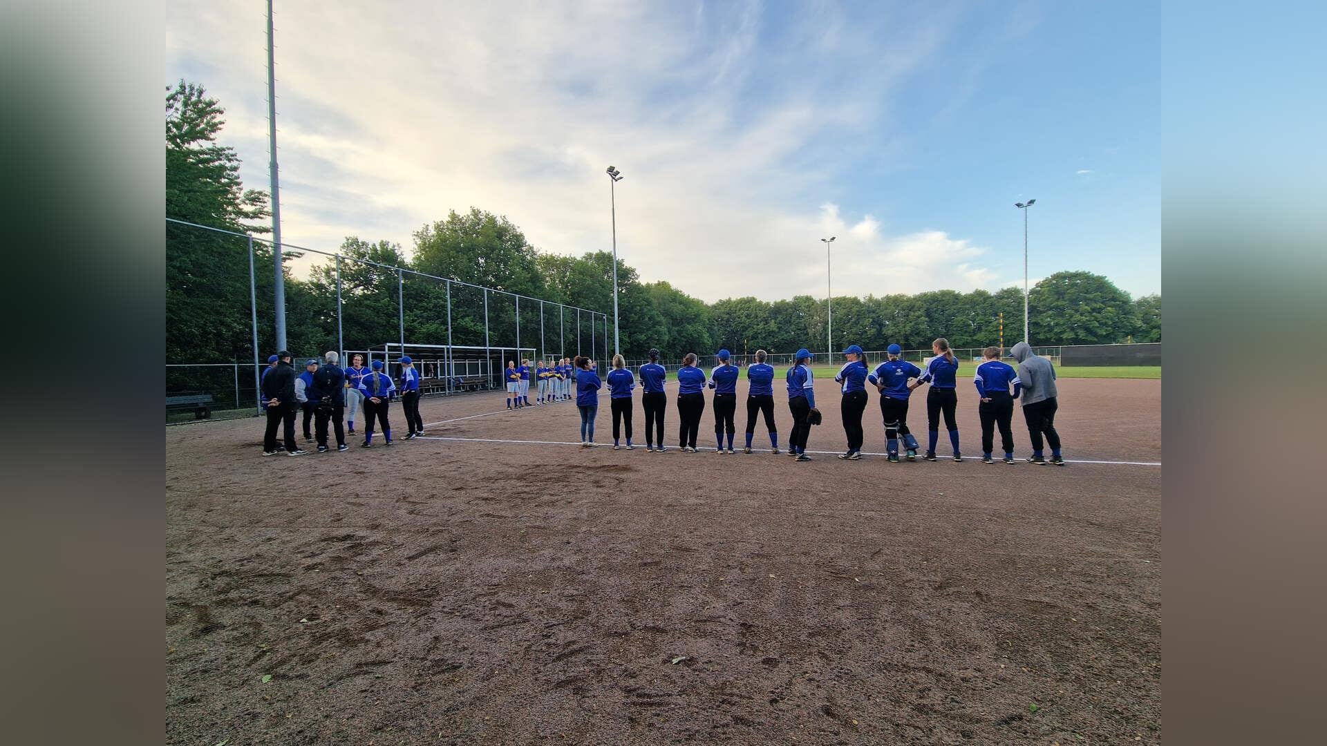 Moorfielder softbaldames weten via een grote teaminspanning Hilversum Hurricanes knap in toom te hou