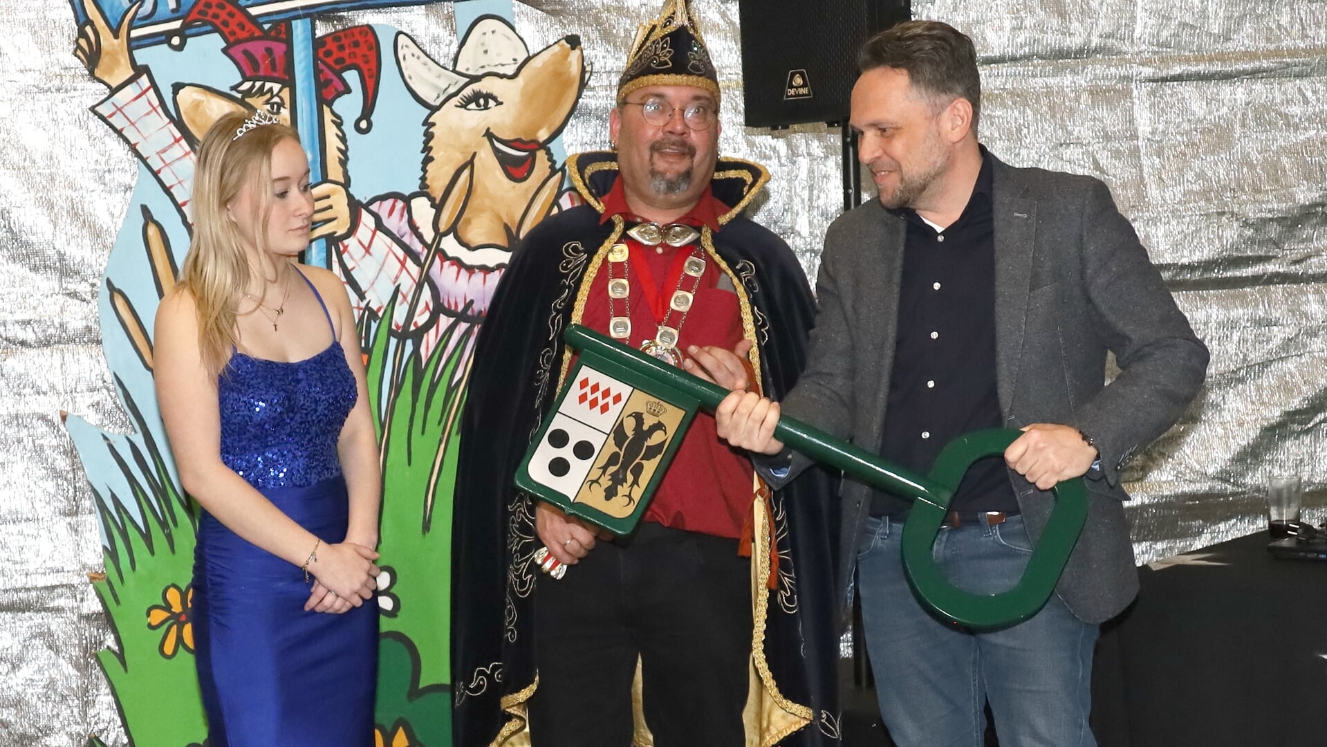 Prins Ronaldus levert sleutel weer in bij wethouder