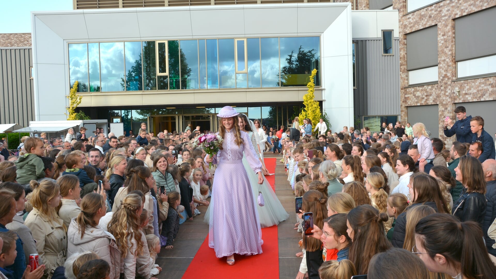 Bruidsmodeshow publiekstrekker bij actiemarkt Van Lodenstein College