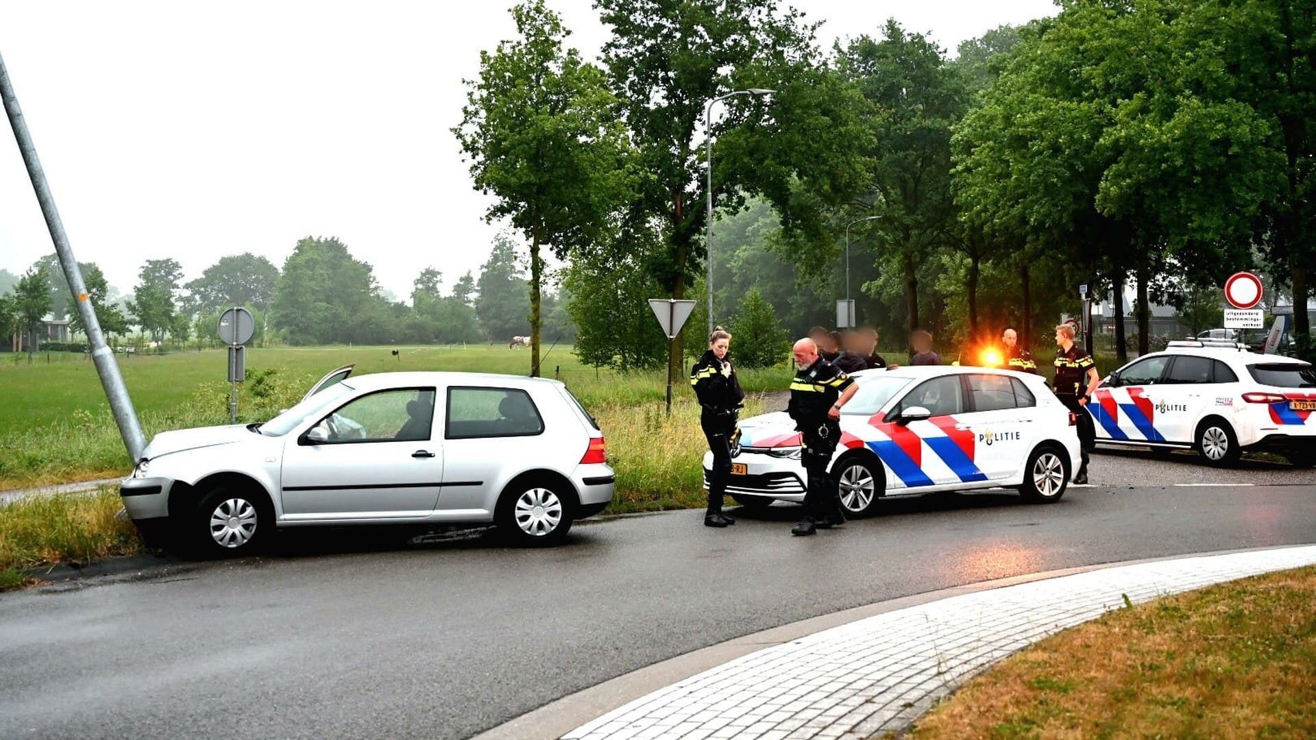 Auto met jongeren botst tegen lichtmacht bij Voorthuizen