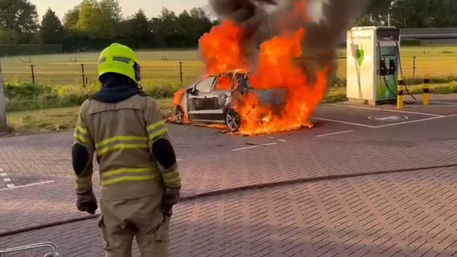 Auto volledig uitgebrand op A1; inzittenden ongedeerd