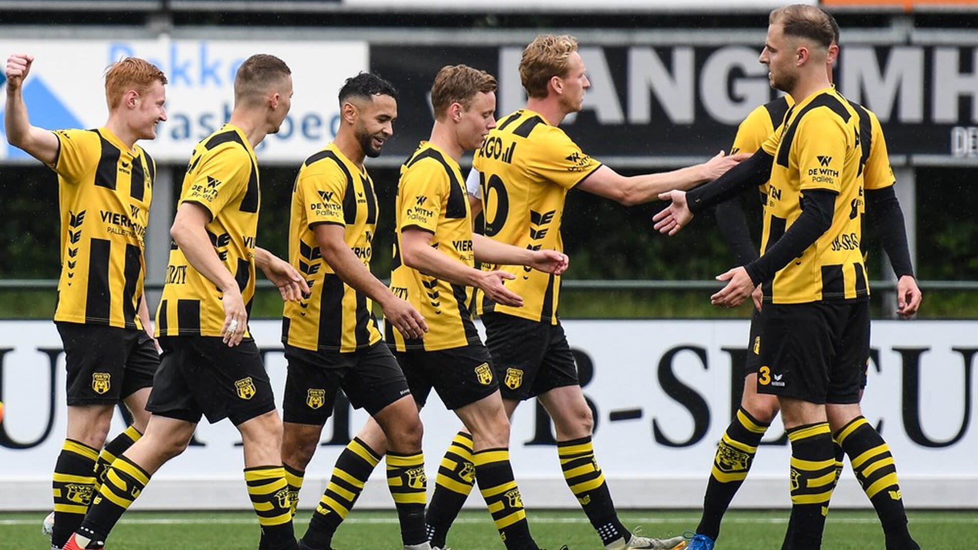 DVS’33 grijpt wederom naast tastbare prijs in derde divisie; geelzwarten nemen afscheid van vertrekk