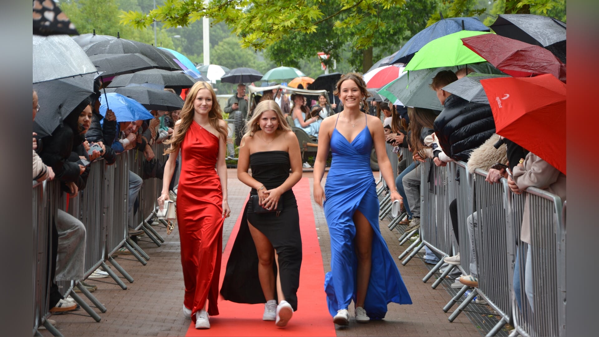 Fraaie voertuigen en stijlvolle kleding voor gala De Meerwaarde