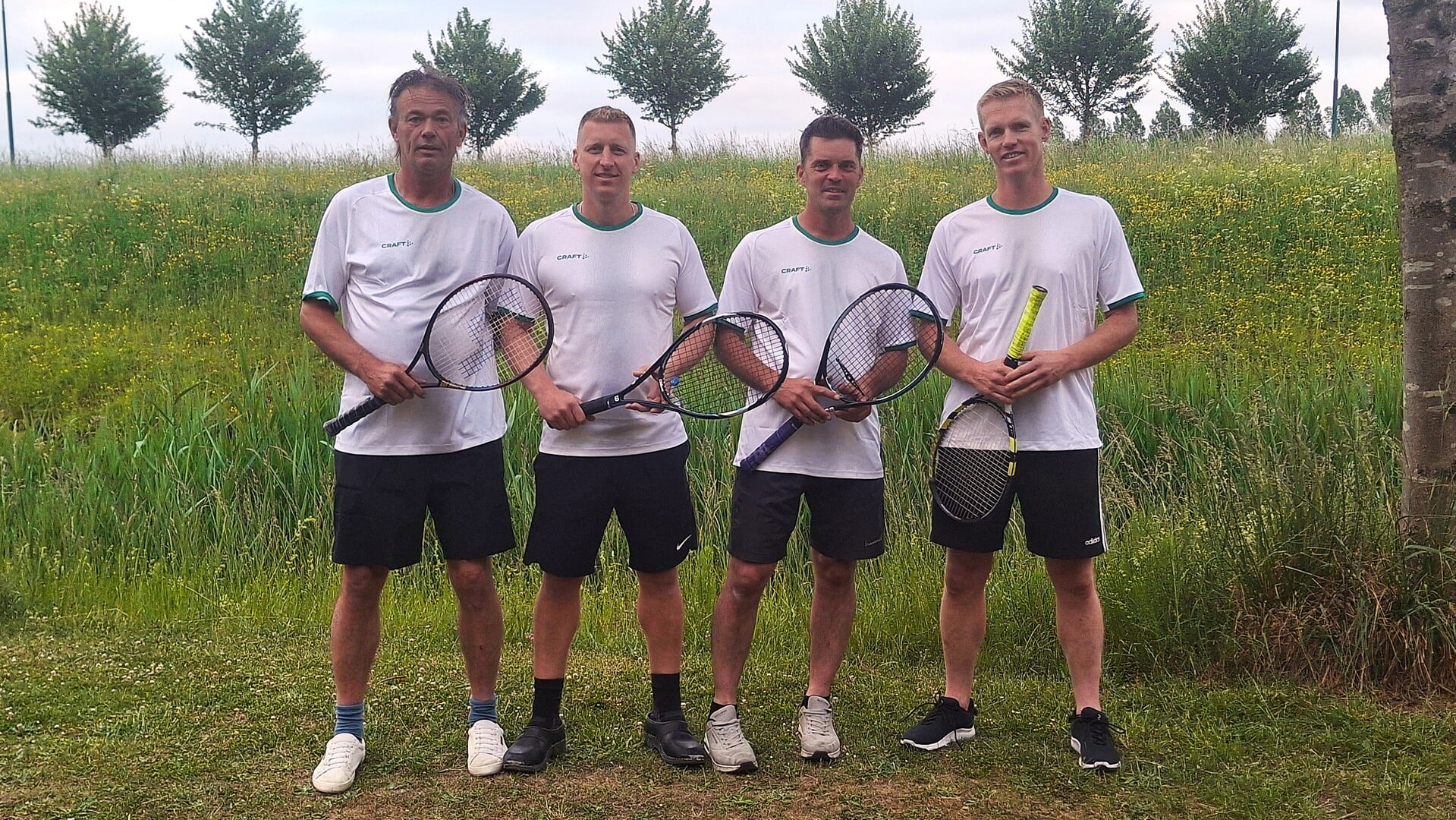 Tennisvrienden zetten 24-uursactie op in ‘t Goy voor een rolstoelbus voor Lewis