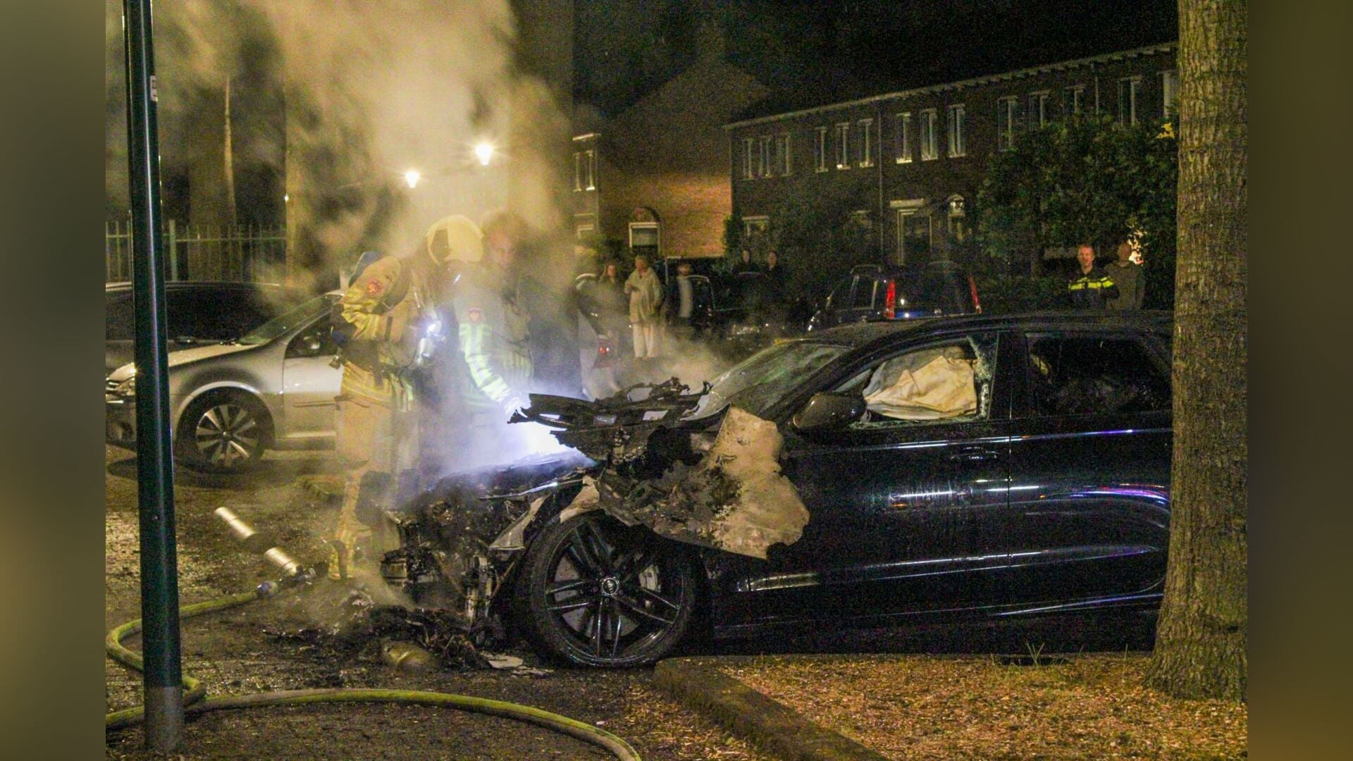 Auto van 2 ton brand af ondanks bluspoging
