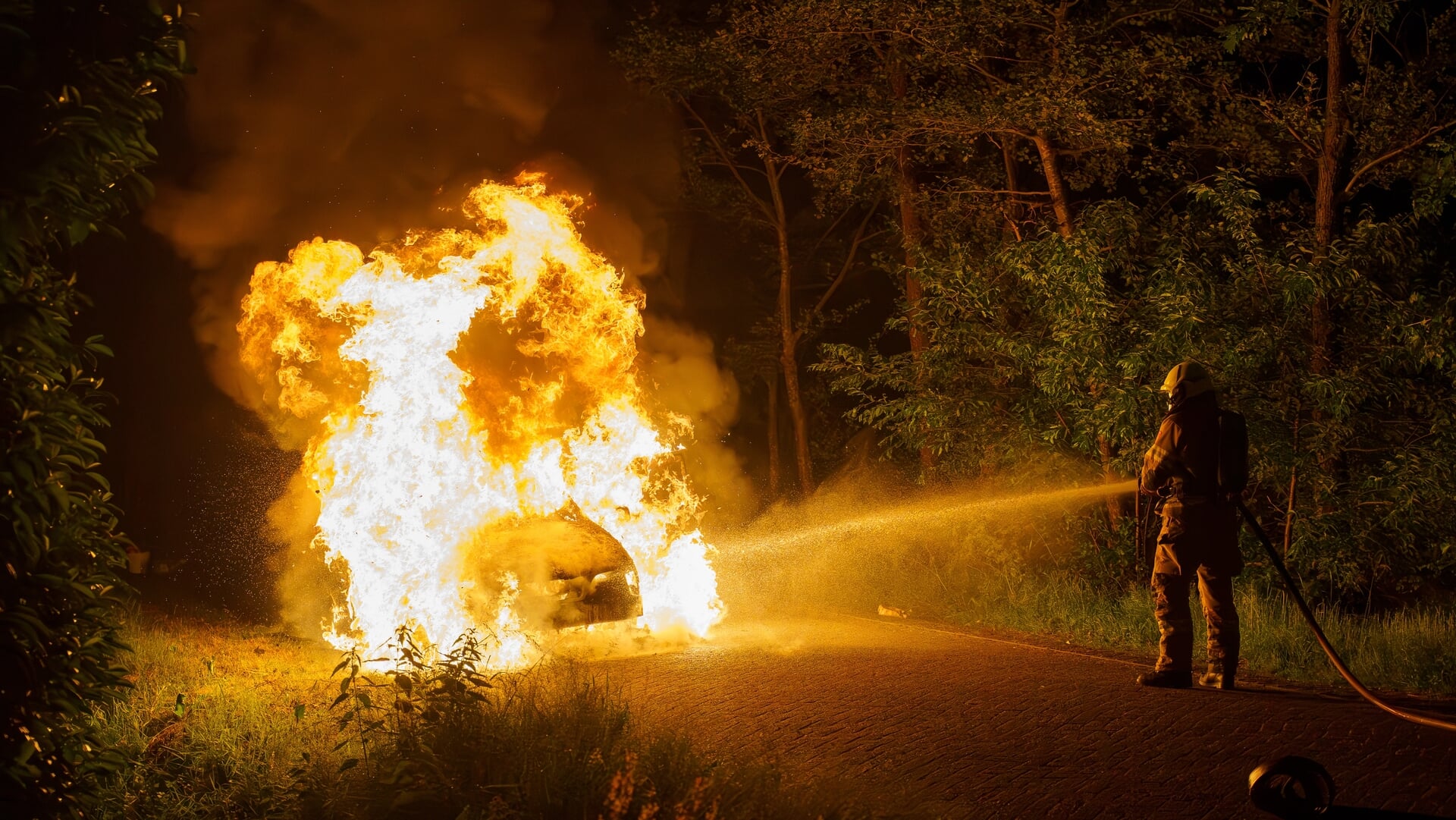 Brandweer Voorthuizen rukt uit voor autobrand Beulekampersteeg Putten; automobilist stapt tijdig uit