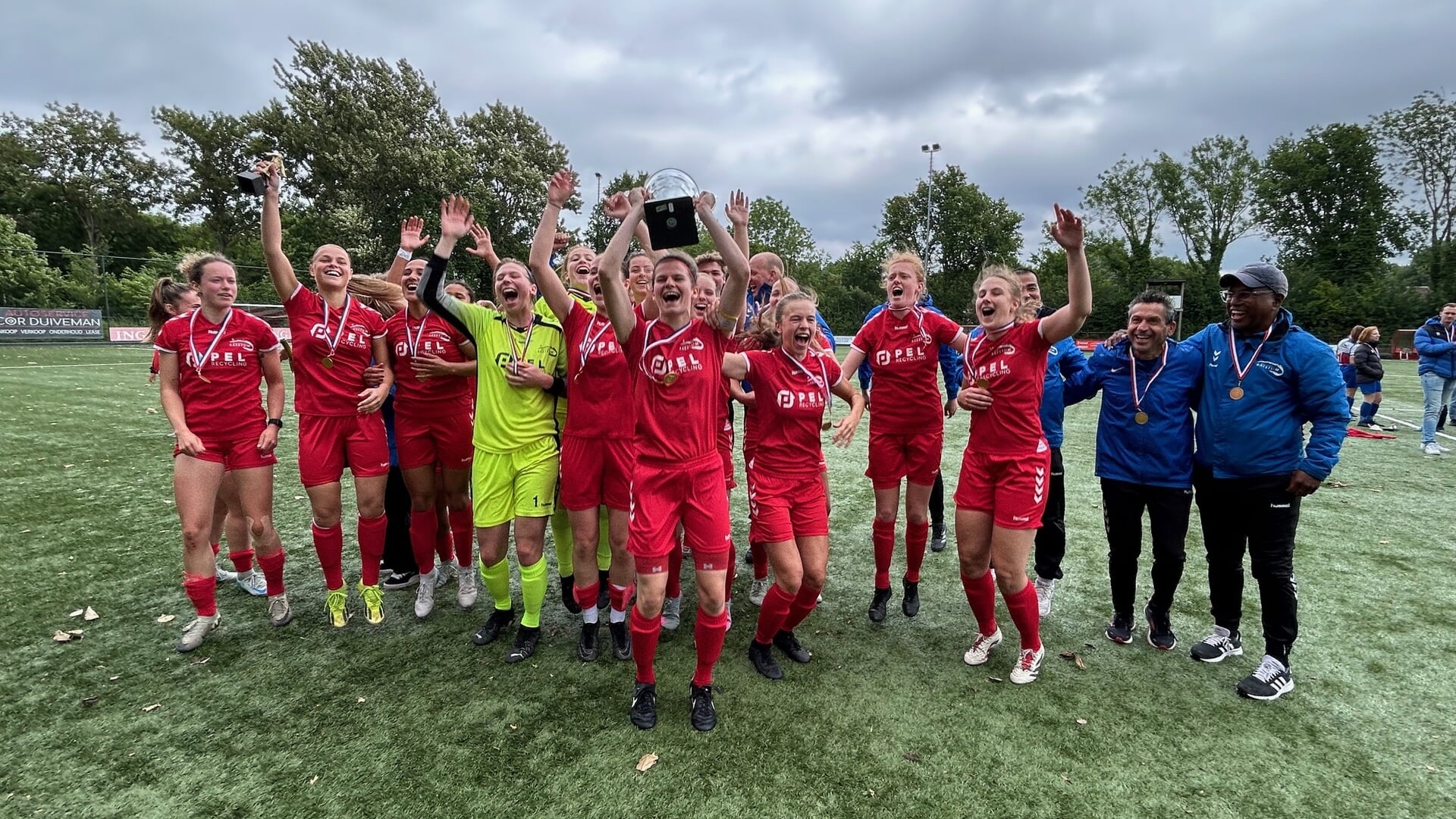Saestum-vrouwen veroveren districtsbeker
