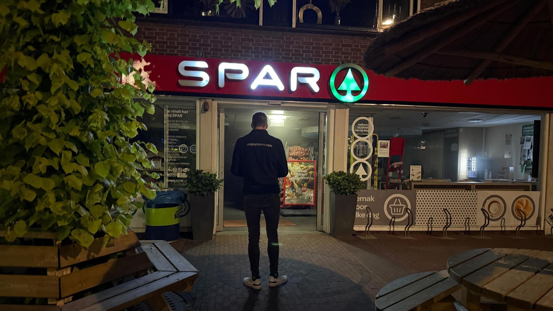 Supermarkt in Garderen vol rook door kortsluiting vriezer