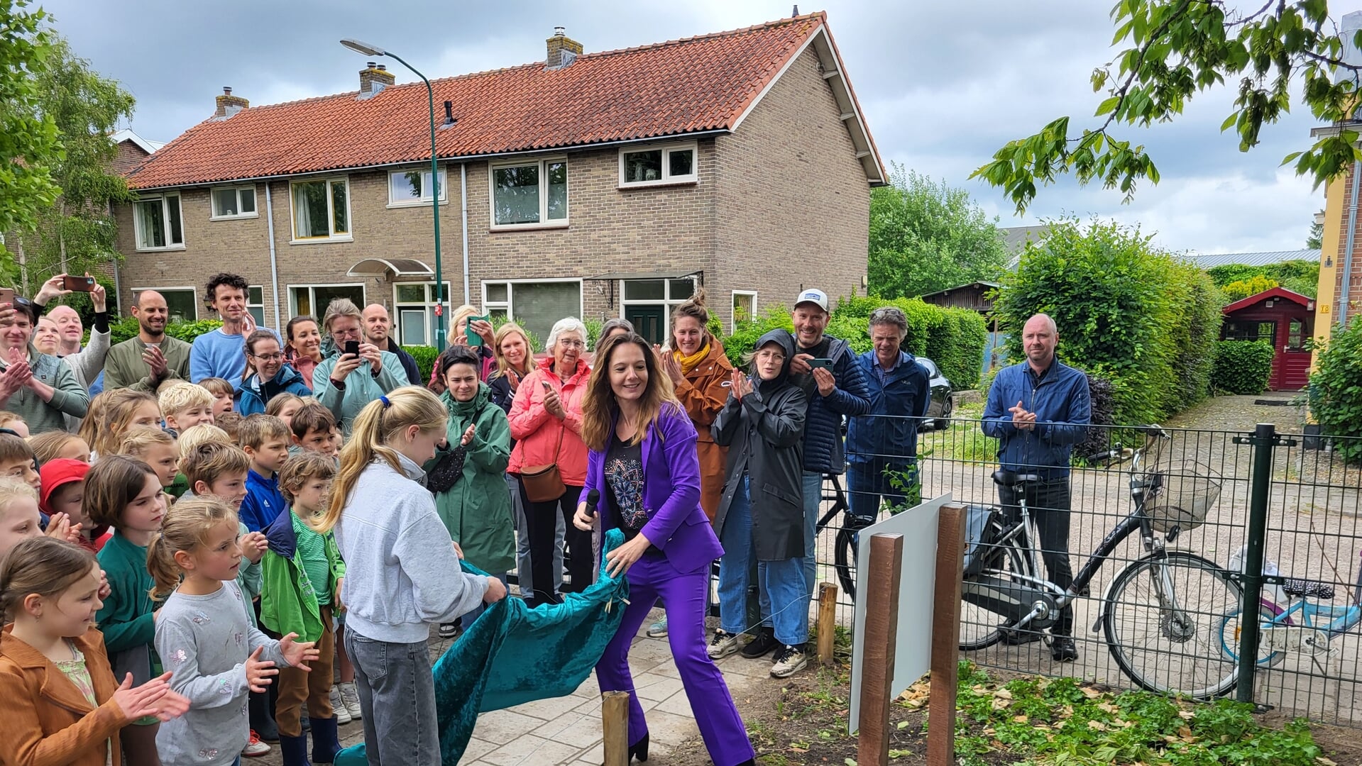 Vergroende schoolplein Barbaraschool in Bunnik feestelijk heropend