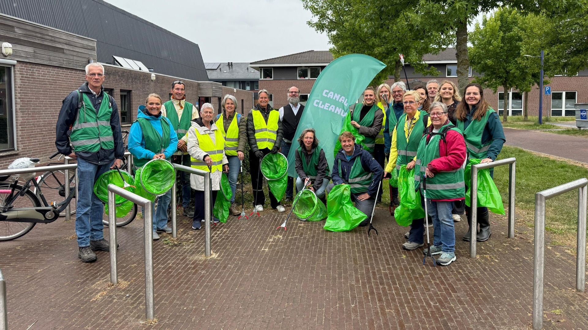 Canal Cleanup bij Kromme Rijn en Vecht: 194 vrijwilligers ruimen 295 kilo zwerfafval op