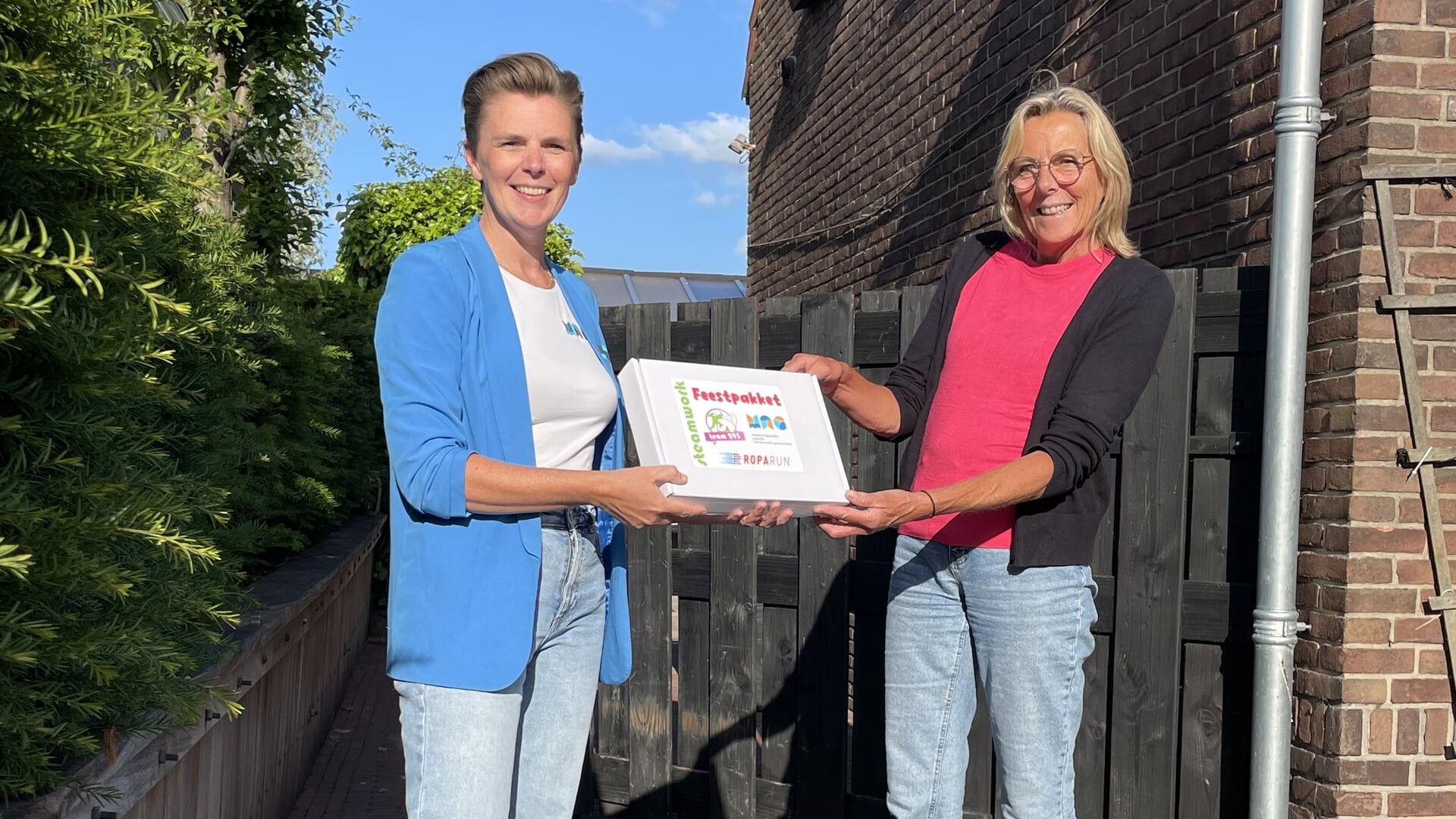 Versierde straten bij doorkomst Roparun in Hardinxveld-Giessendam