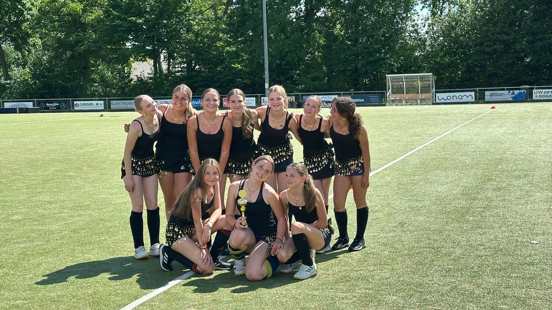 ‘Zandgodinnen’ winnen Scherpenzeels Vrikefa-toernooi