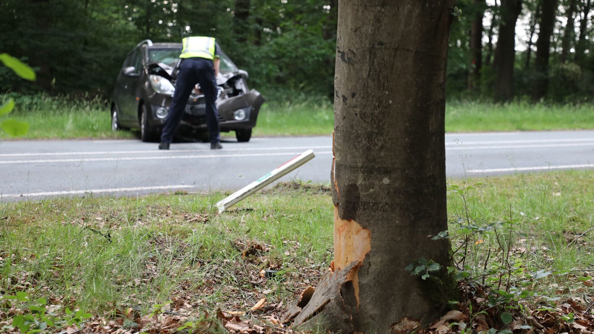 Harskampse moet uitwijken en botst met auto tegen boom