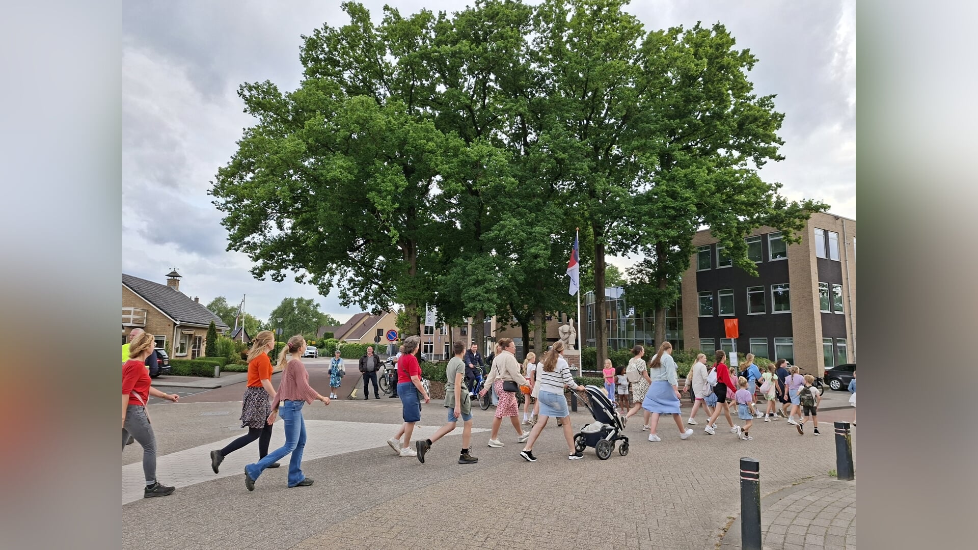 Wandelaars Avondvierdaagse Scherpenzeel ‘vieren’ 80 jaar bevrijding