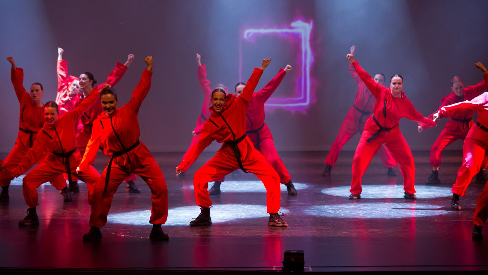 Leerlingen Dansschool MBition voeren eindvoorstelling Level Up op