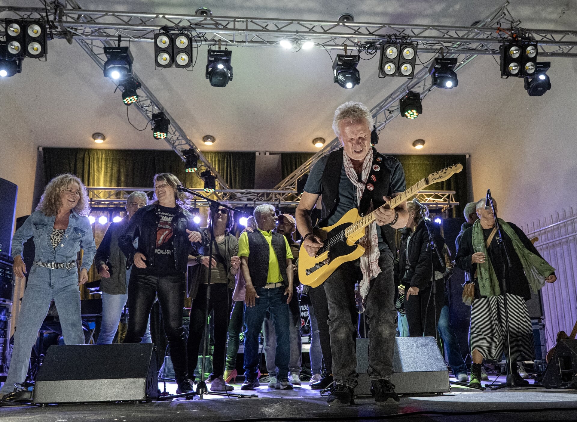 Ondanks slechte weer toch feest in de Pekingtuin in Baarn