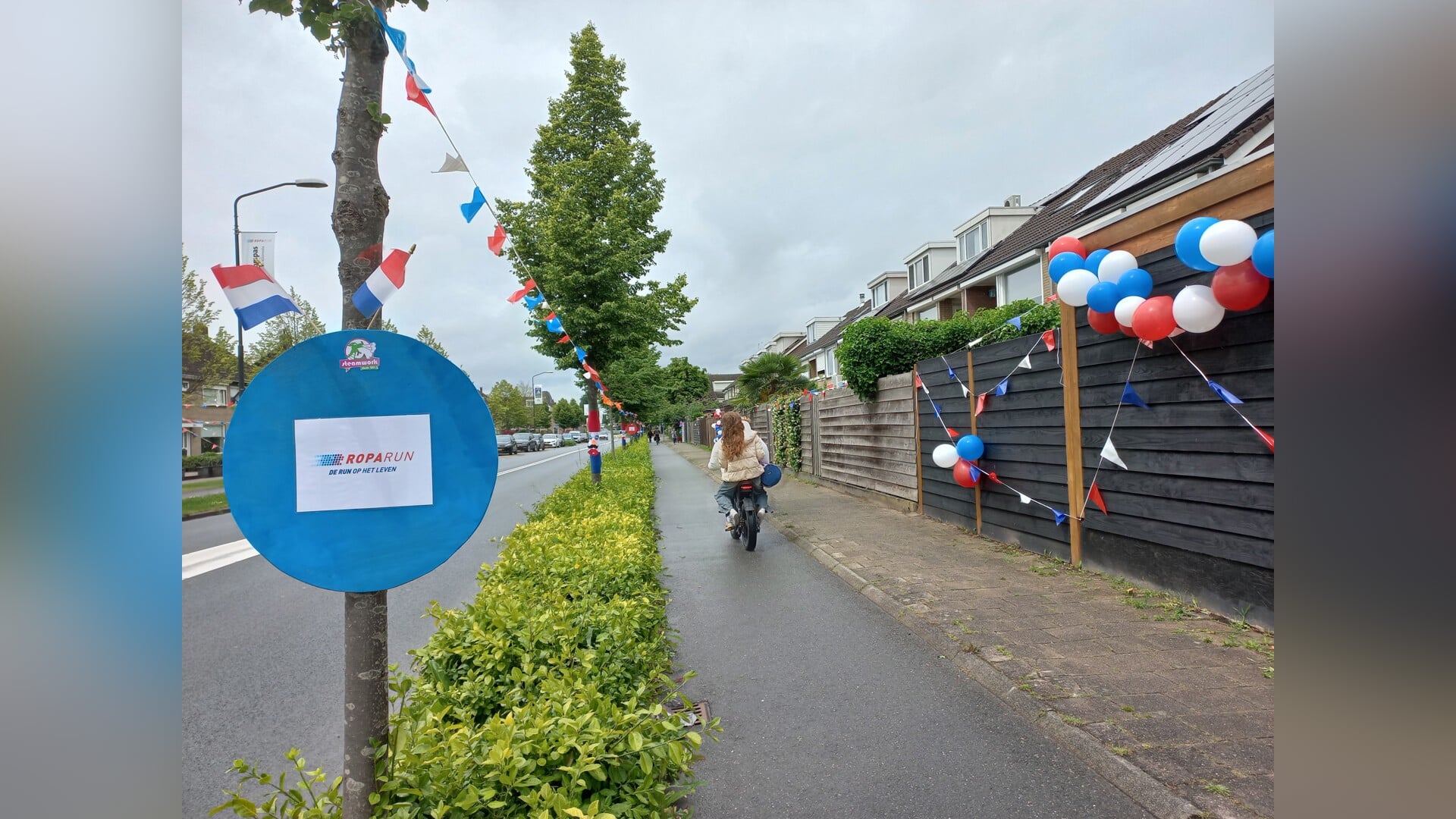 Wieling al vrolijk versierd voor doorkomst Roparun in Hardinxveld-Giessendam