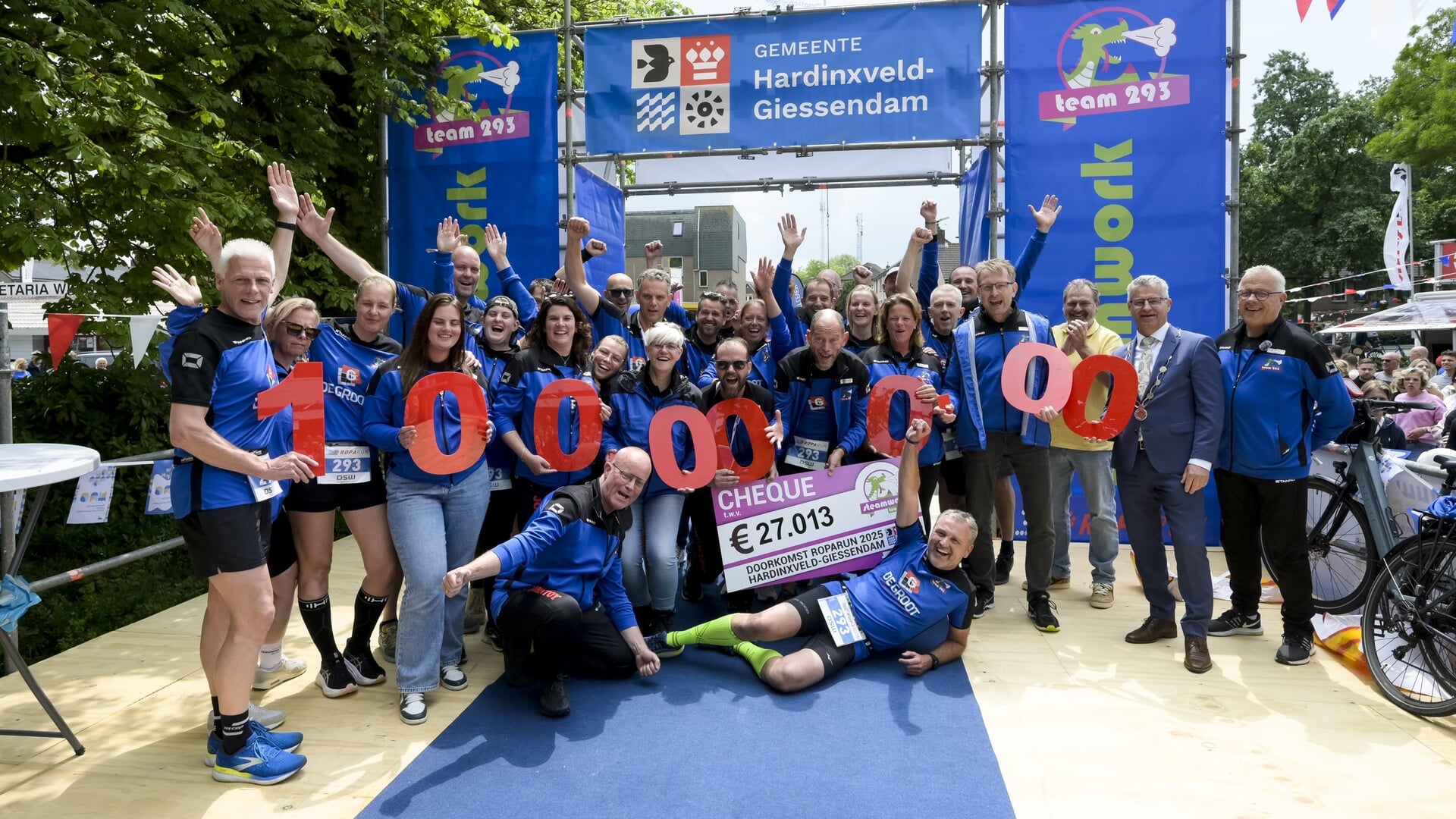 Cheque van 27.000 euro van Roparun Team 293 Steamwork in Hardinxveld-Giessendam