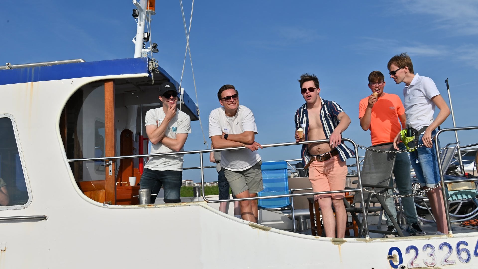 Hello You Nijkerk sluit dertiende seizoen af met lange lint boten onderweg naar naar Bunschoten