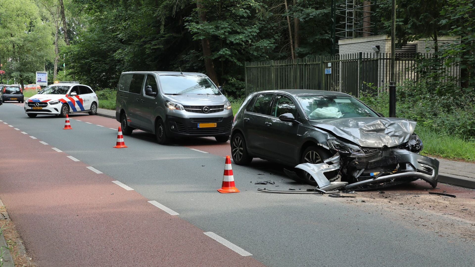 Auto botst hard met legervoertuig in Harskamp