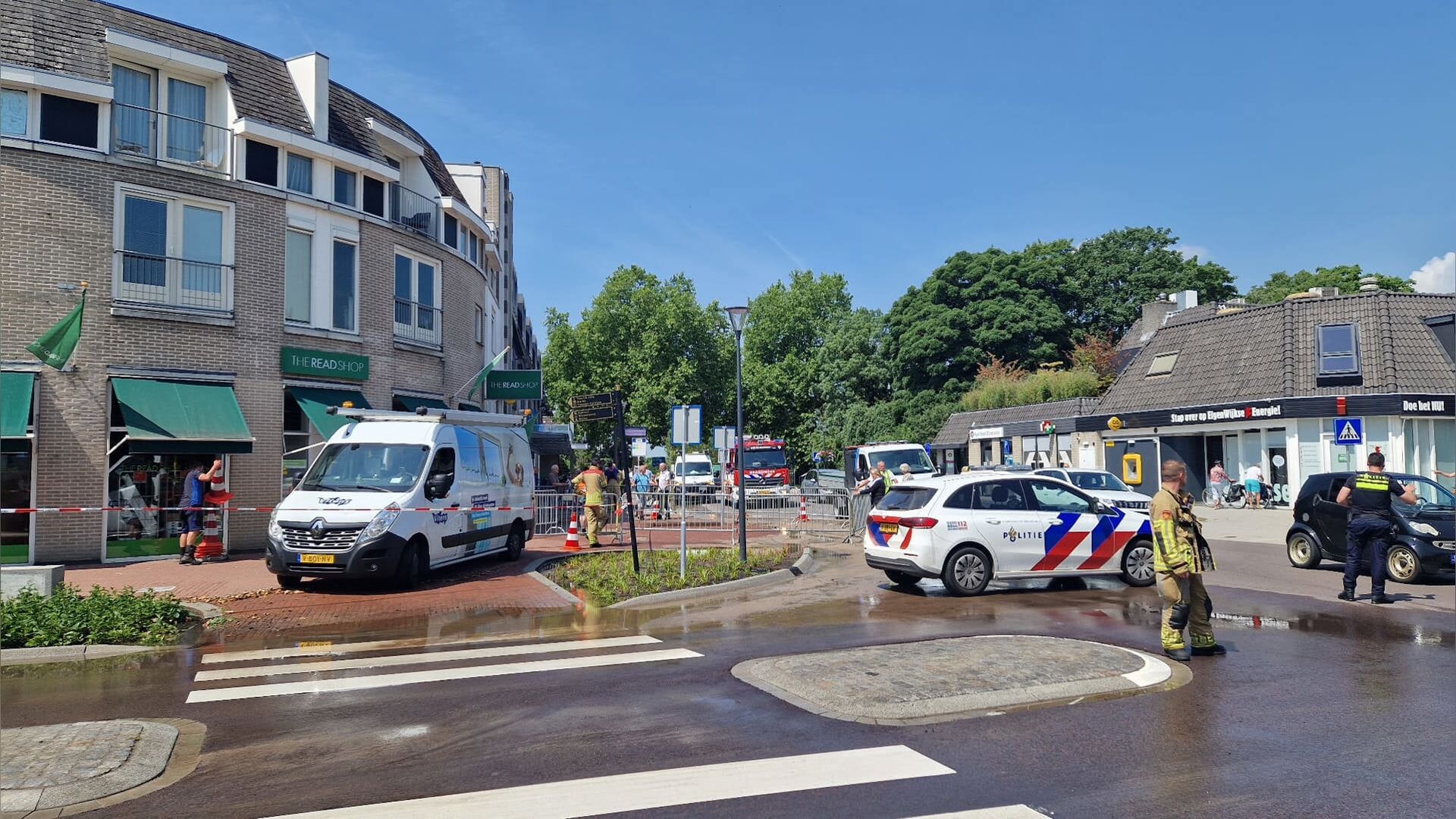 Gesprongen waterleiding bij kruising Steenstraat/Zandweg in Wijk bij Duurstede