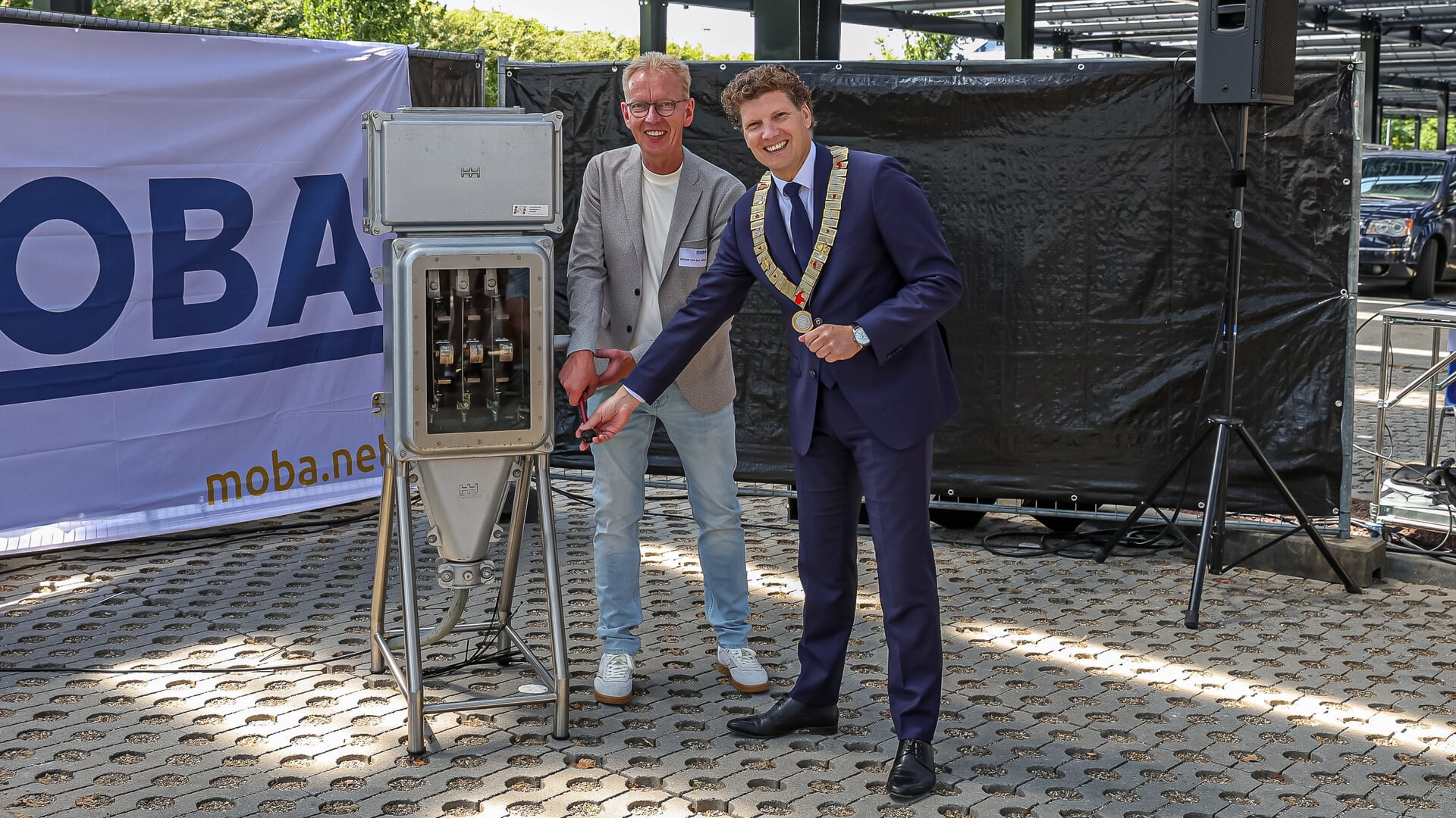 Parkeerplaats Moba voorzien van 2.338 zonnepanelen: ‘Ideale dag om zonnedak te openen’