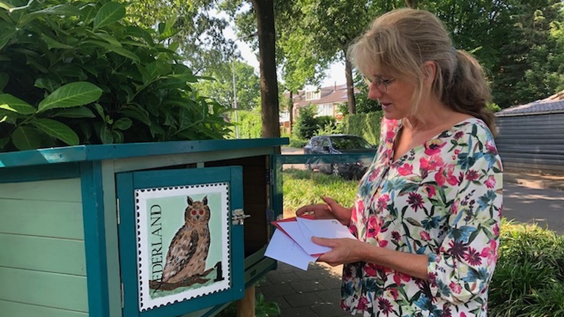Wies van Konijnenburg roept PostKast in het leven om op papier woorden wisselen: ‘Altijd iets met el