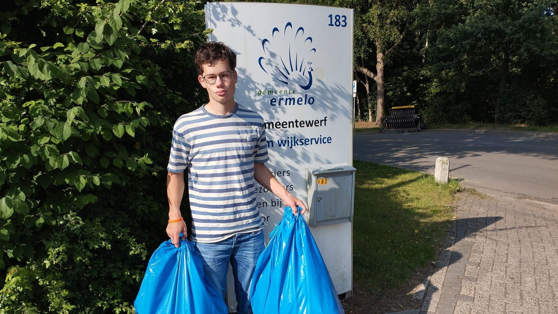 Job Priem (21) prikt wekelijks kilo’s zwerfafval: ‘Ik maak het dorp een beetje mooier’
