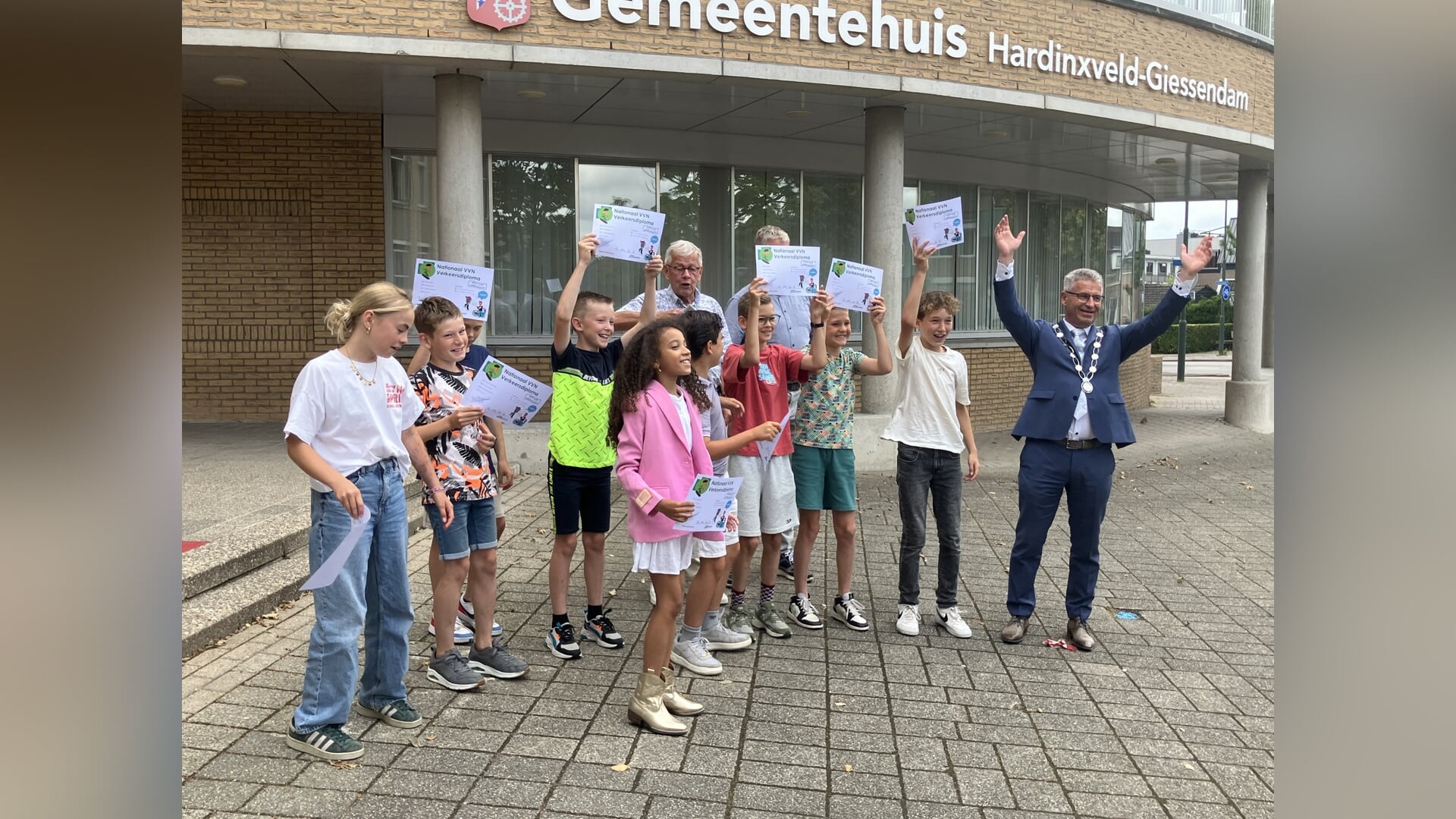 Tien leerlingen in Hardinxveld-Giessendam deden foutloos verkeersexamen