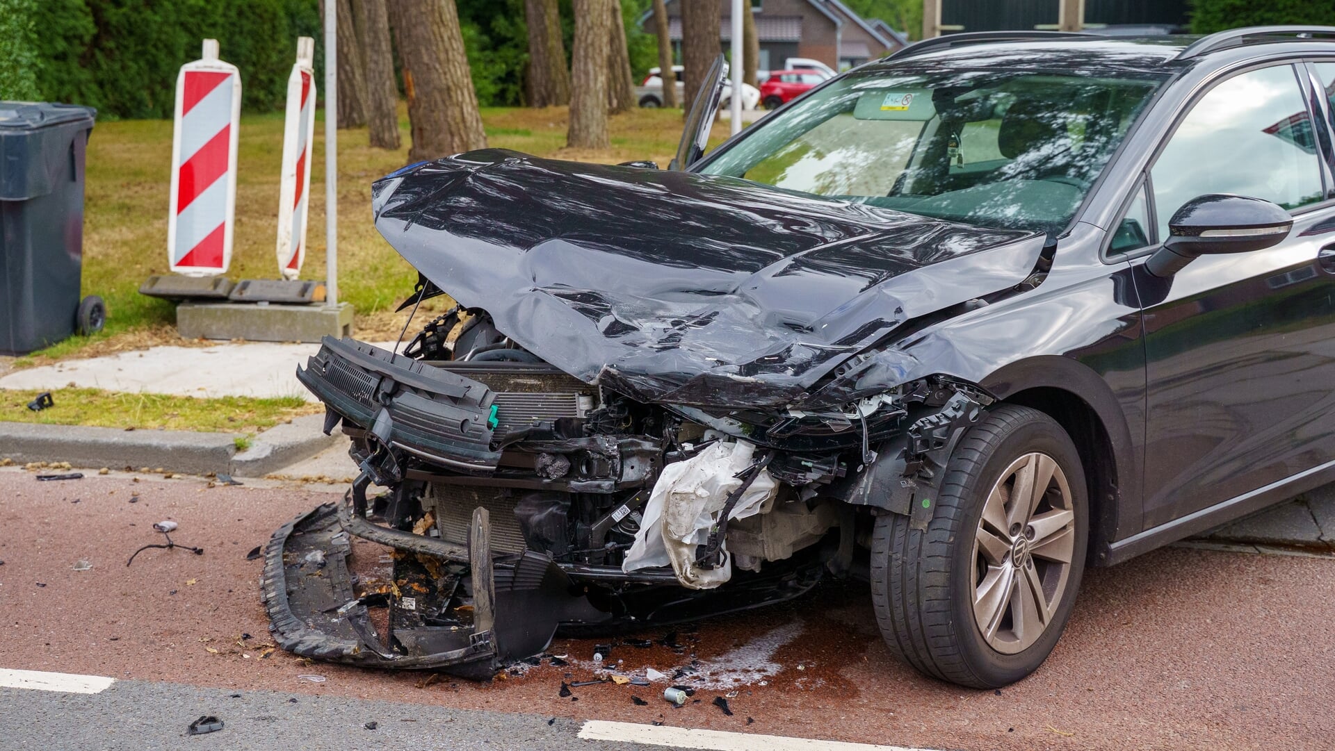 Twee auto’s botsen hard op Horsterweg in Ermelo