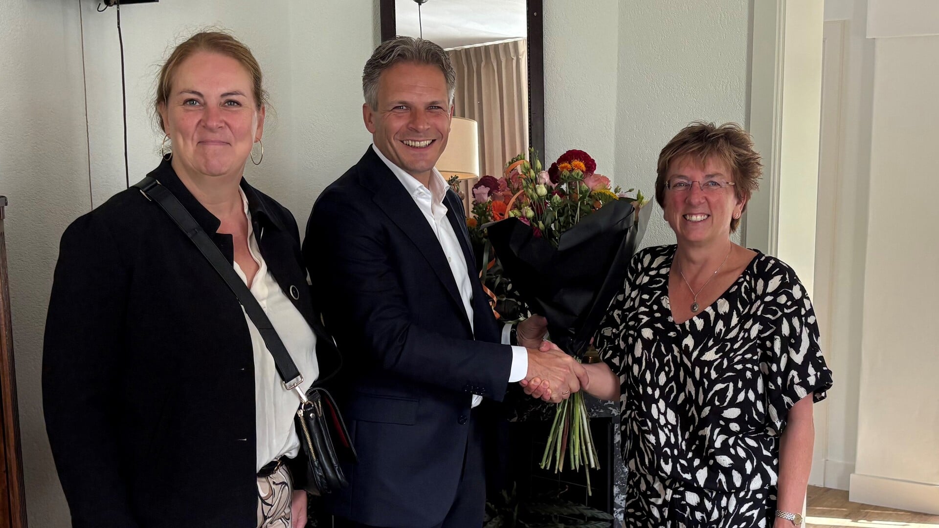 Feestelijke verrassing voor makelaar Margreet Kap