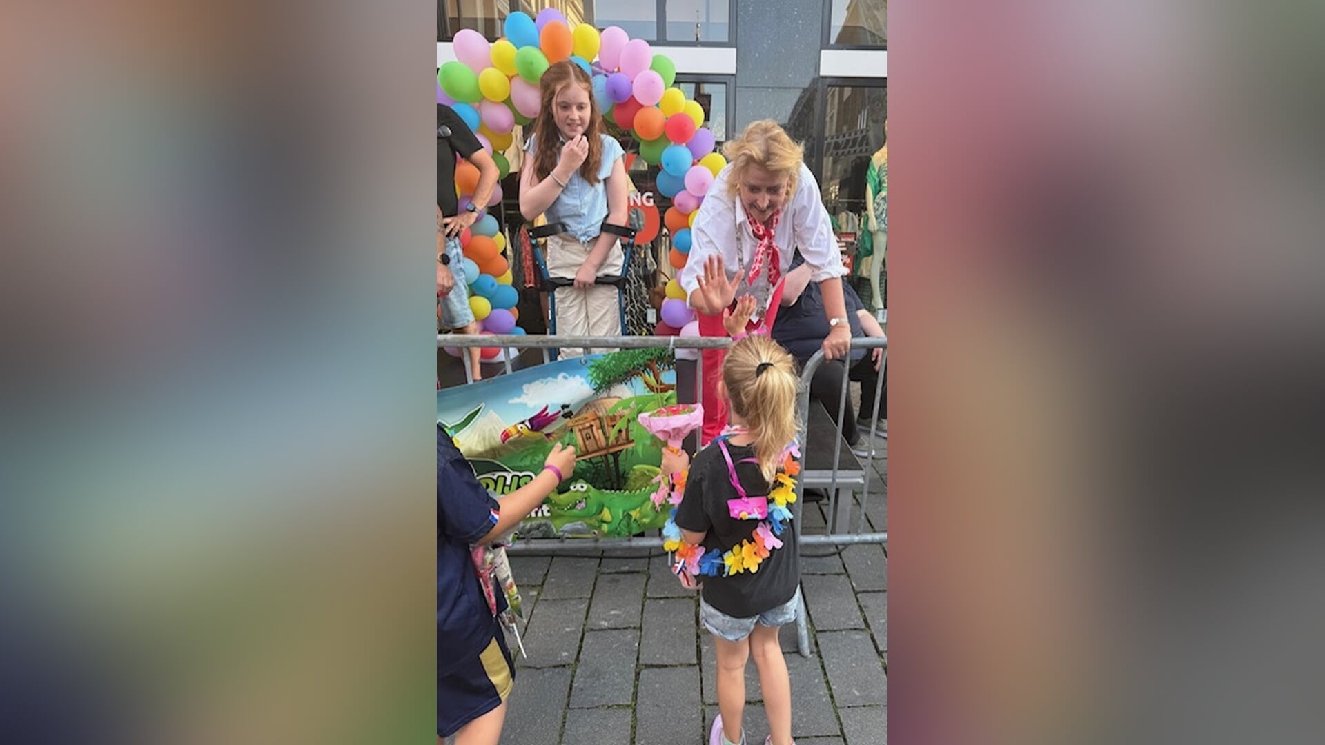 High five voor Nora van burgemeester op Avondvierdaagse defilé