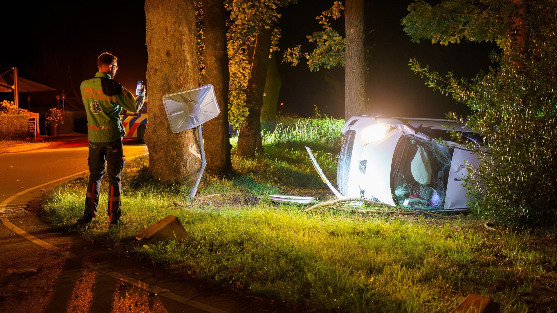 Auto belandt op zijkant na ongeval in Ermelo – twee lichtgewonden
