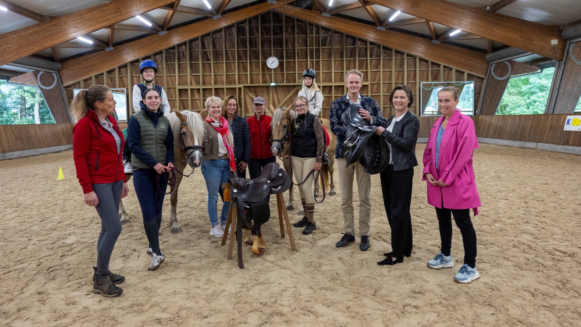 Zadels uit politieonderzoek krijgen nieuw leven bij Manege Onder de Linde