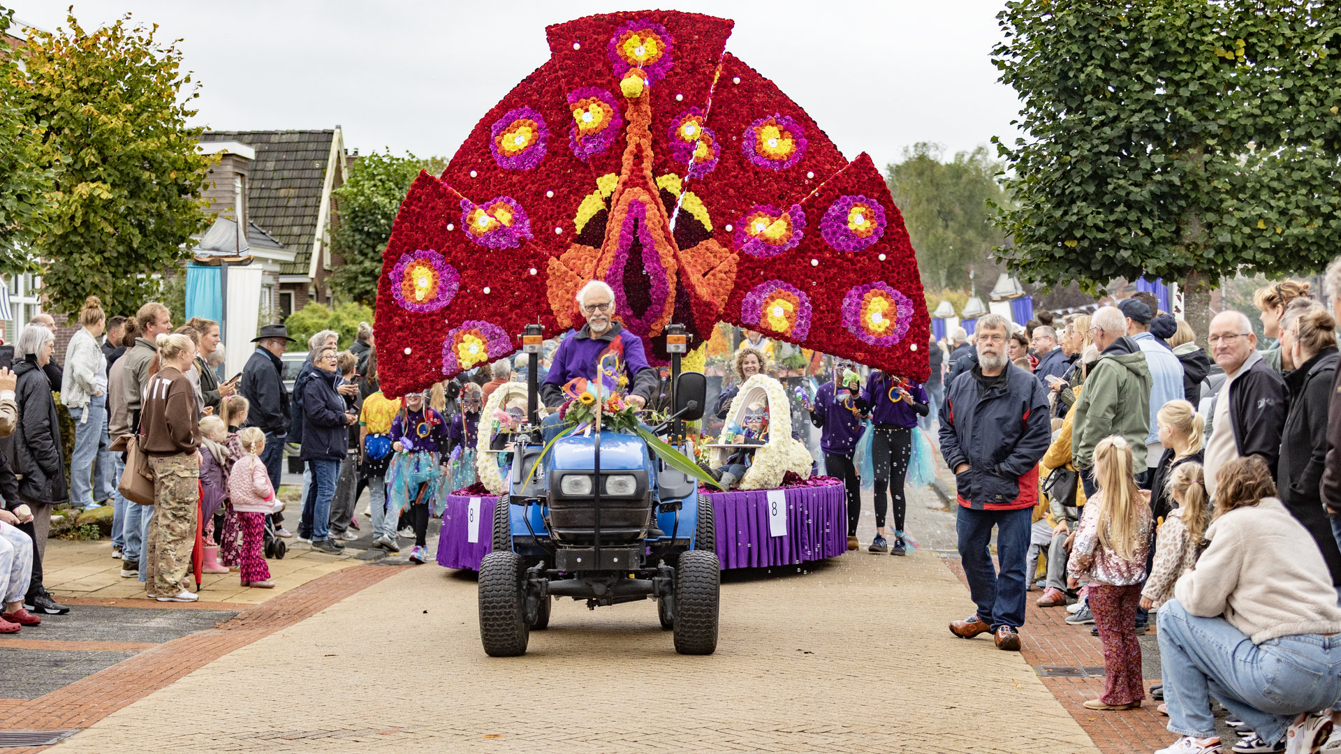 Veel publiek bij terugkeer bloemencorso Lippenhuizen