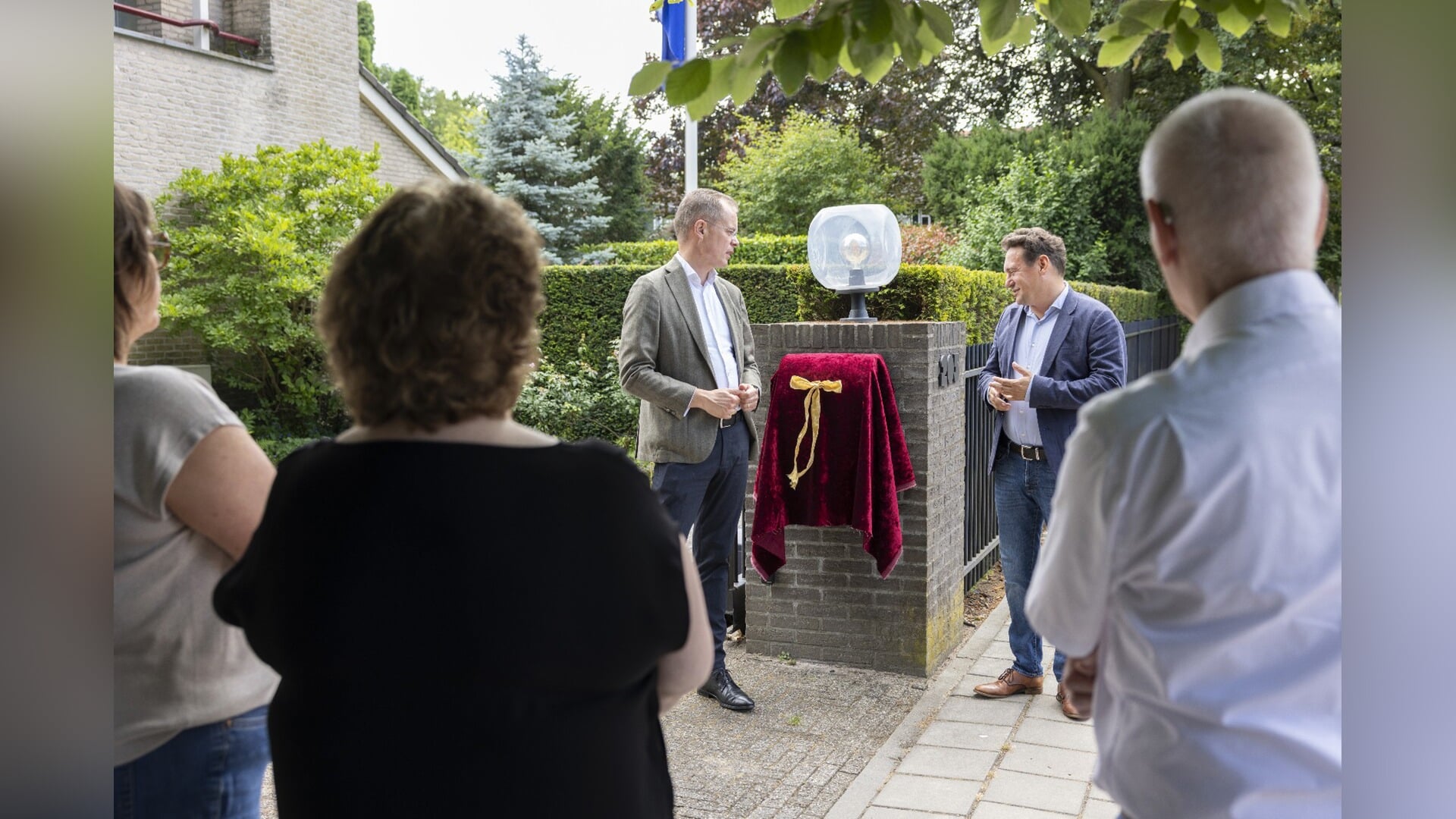 Buurt plaatst AED in Zuidwest-Veenendaal: al snel opgenomen in hulpketen bij reanimatie